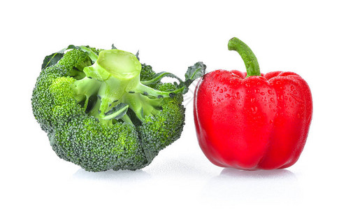 红胡椒和新鲜花椰菜孤立图片