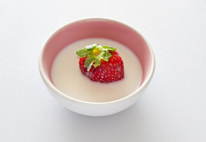 一碗牛奶里的草莓图片