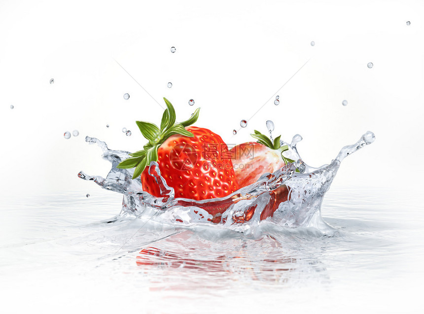 草莓落到清澈的水里图片
