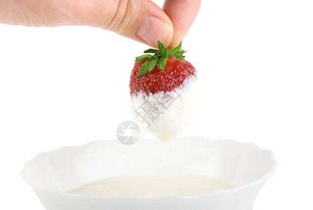 手蘸草莓奶油白底图片
