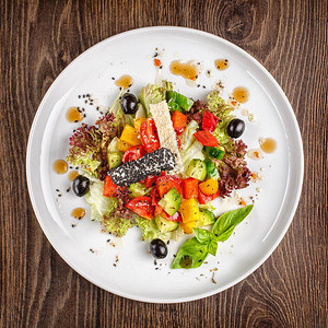 健康饮食物节食和素食概念木桌上碗里的蔬菜图片