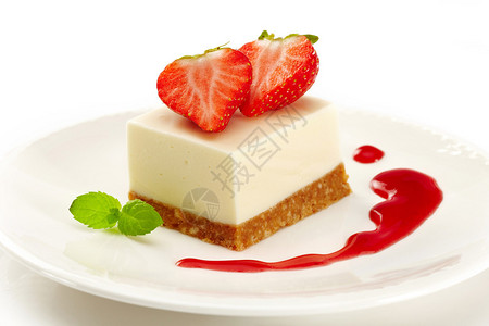 白盘草莓芝士蛋糕图片