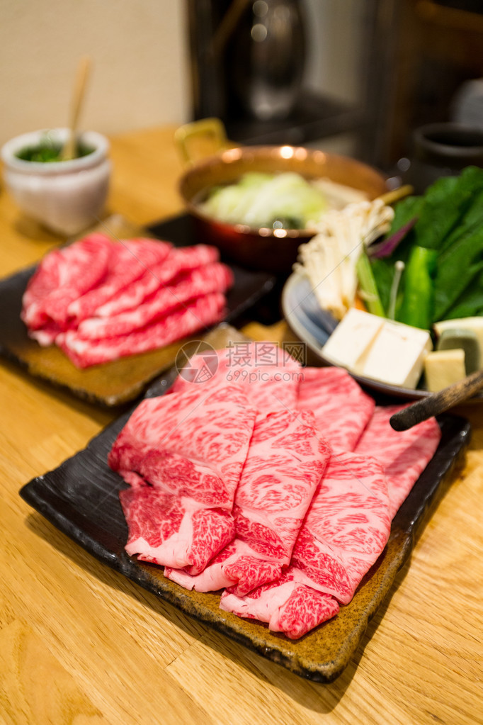 给Sukiyaki配菜的新鲜图片