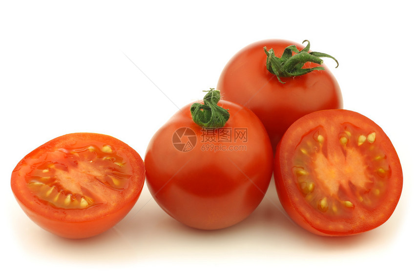 新鲜的西红柿和一个切在白色背景上的西红柿图片