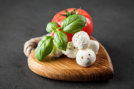 番茄烤肉和莫扎里拉传统的意图片