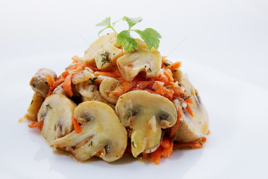 韩国蘑菇和胡萝卜的辣沙拉图片