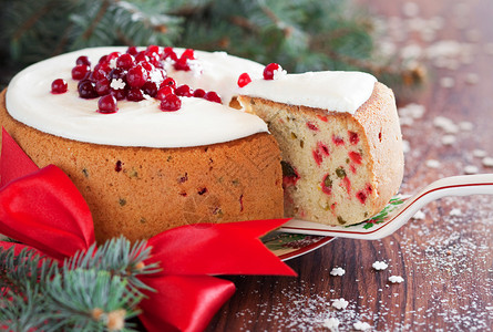 圣诞蛋糕配小红莓开心果和奶油芝士糖霜选择焦点图片