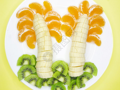 创意水果以kiwi香蕉和橙棕榈图片