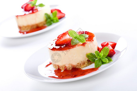 一个小草莓芝士蛋糕的特写照片图片