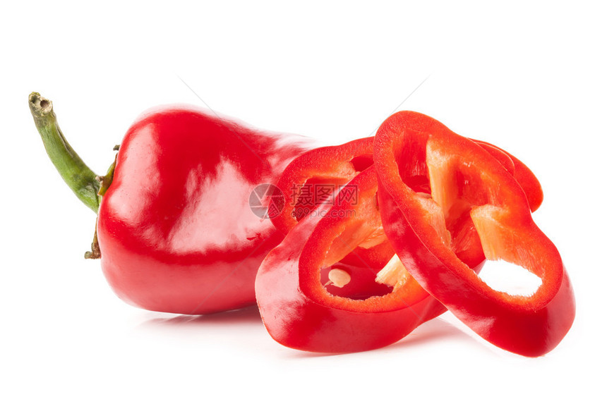 白色背景上孤立的红甜椒片图片