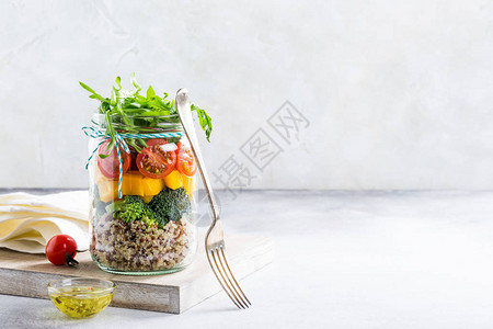 玻璃罐子里的自制沙拉配藜麦和蔬菜健康食品饮食排毒清洁饮食和素食概图片