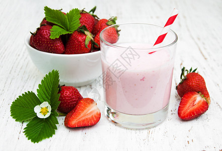 草莓酸奶与新鲜草莓在木背景图片