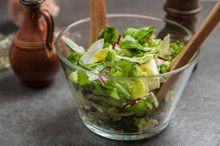 玻璃碗中的新鲜蔬菜沙拉图片
