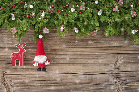 圣诞节背景圣诞装饰与白色木制背景上的圣诞老人复制图片