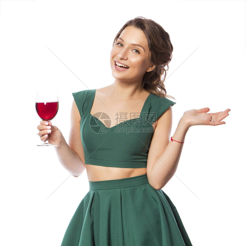 穿着绿色节日晚礼服的布蕾特漂亮的caucasian女人从杯子里图片