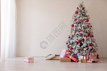 圣诞树与红色玩具冬天图片