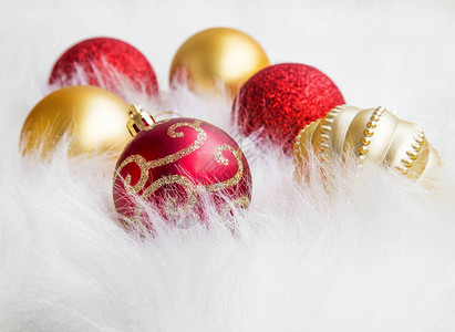 用人造毛皮装饰树球的圣诞问候图片