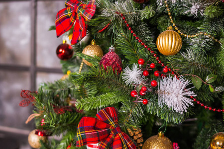 圣诞和装饰标语挂在圣诞树上Xma节的图片