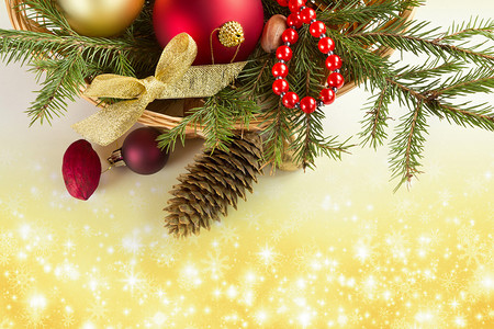 在节日背景上配有甜瓜和圣诞装饰的树枝图片