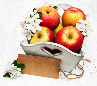 木桌上放着苹果和苹果树花和图片
