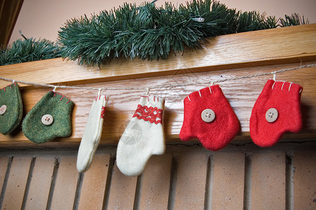 挂在壁炉架上的彩色圣诞袜图片