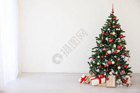 白色房间里有红色礼物的圣诞树圣诞节2图片