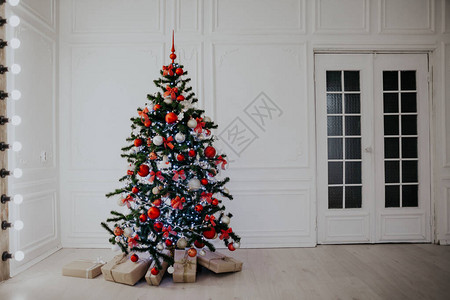 房间里的树和圣诞装饰礼物图片