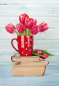 红郁金香花束在书本上情人节图片