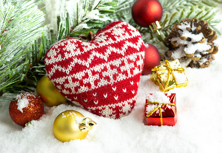 圣诞背景与树枝和装饰品图片