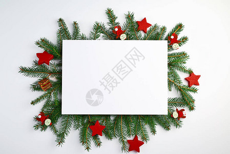 祝贺圣诞的背景是一张空的白色床单和绿色的云杉树枝图片