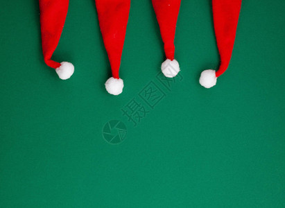 绿色背景上的节日圣诞装饰品图片