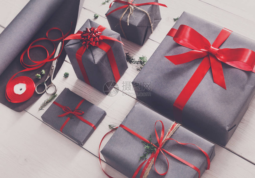 礼品包装背景顶视图包装现代圣诞礼物许多礼品盒采用时尚的现代灰纸制成图片