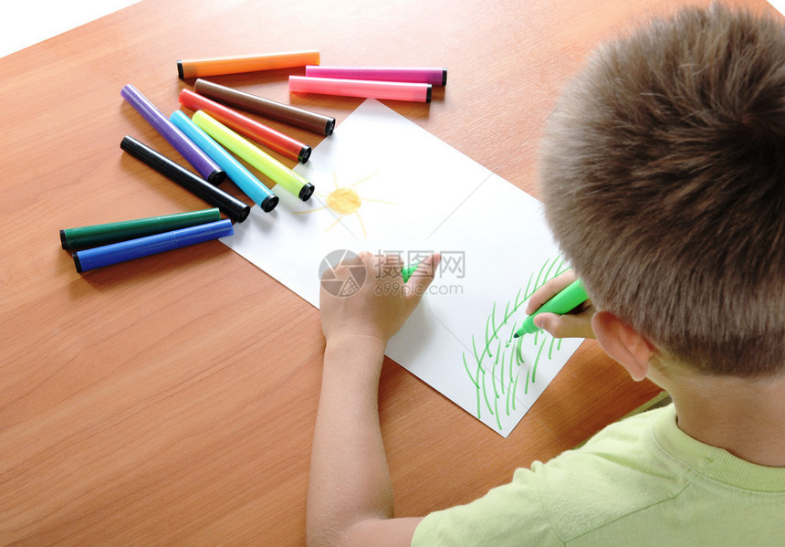 儿童用彩色笔在白纸上图片