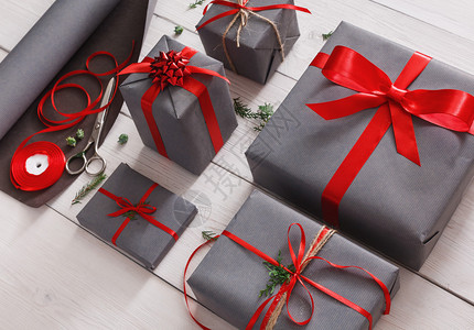 礼品包装包装现代圣诞礼物许多礼品盒采用时尚的现代灰纸制成图片
