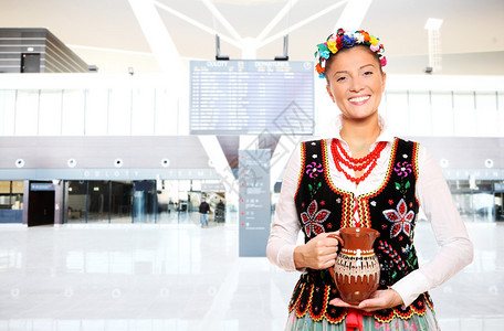 机场传统服装中一位美丽热情好客的波兰妇女肖像图片