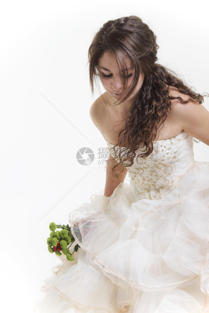 穿着白婚礼服带花图片