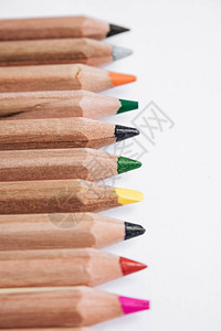白背景上分离的彩色铅笔背景图片
