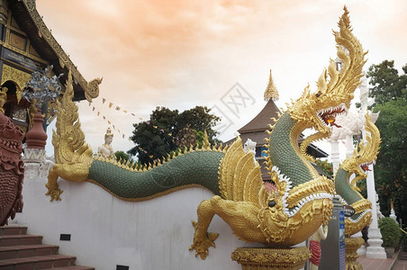 泰国寺庙ThaMaiWatTha的Naga雕图片