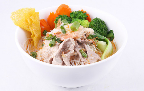 叻沙面汤配鸡肉新鲜蔬菜和馄饨图片