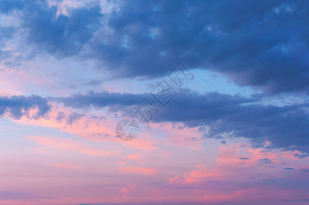黎明时粉红蓝天空日落图片