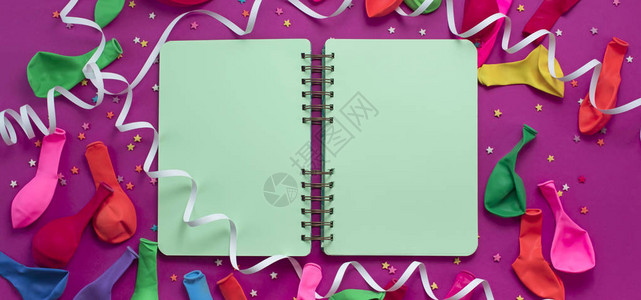 金箔纸螺旋飘带用于庆祝和装饰的笔记本从最上层平底楼看到的图片紫粉色背景图案PlaxPink插画
