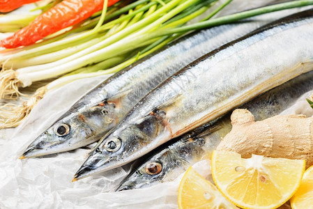 新鲜的秋刀鱼和蔬菜背景图片