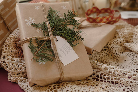 优雅复古圣诞礼品盒花边桌布背景上的空白礼品手工装饰的圣诞礼物特写小图片
