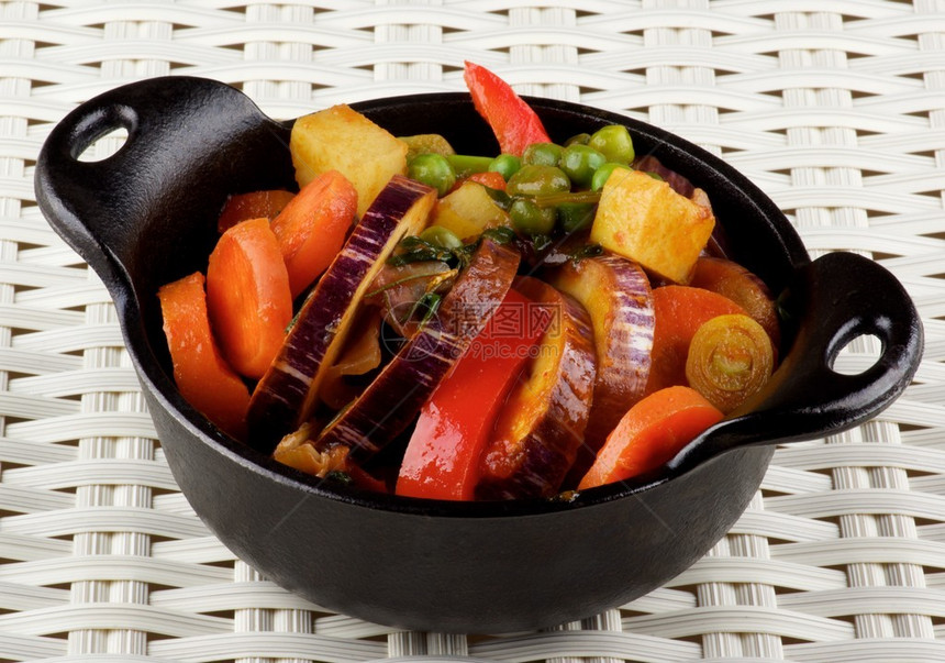 美味的自制五颜六色的蔬菜炖肉配条纹茄子胡萝卜土豆韭菜红甜椒和青豆图片