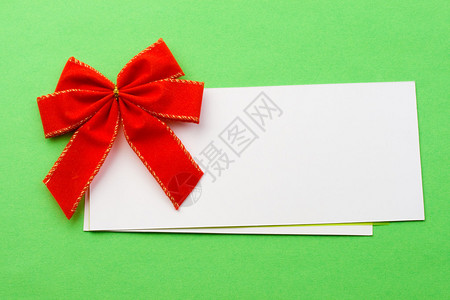 红色蝴蝶结与绿色卡片背景图片