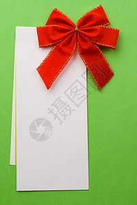 红色蝴蝶结与绿色卡片图片