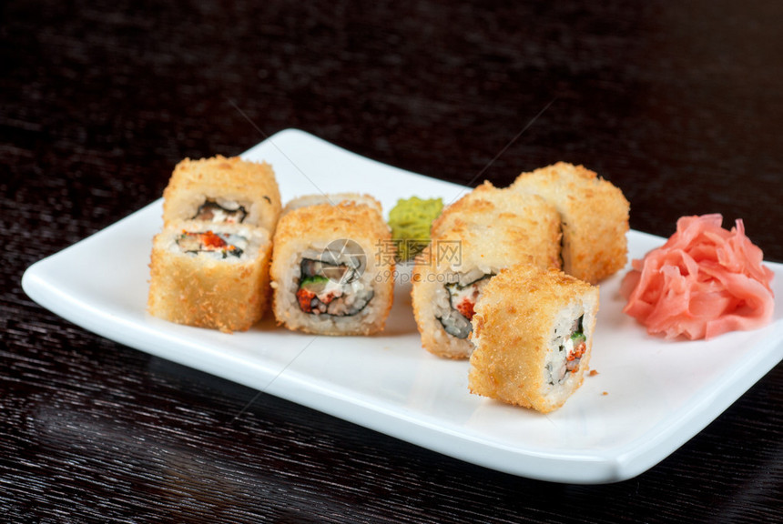 寿司卷由大米熏海螺奶油干酪和飞鱼卵组成图片