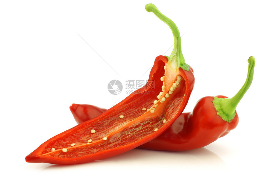 白色背景中新鲜切开的红甜椒图片