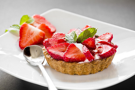 盘子上美味草莓派的照片图片