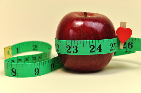 新年决议目标失去体重量损失的饮食概念亮红苹果图片
